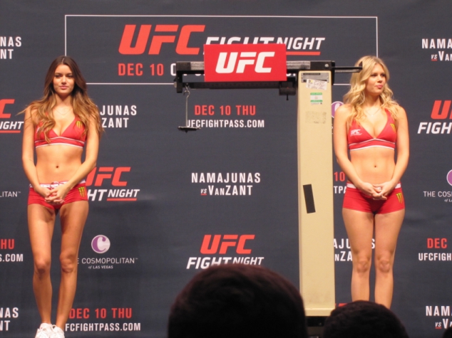 Ring girls posam no palco da pesagem oficial
