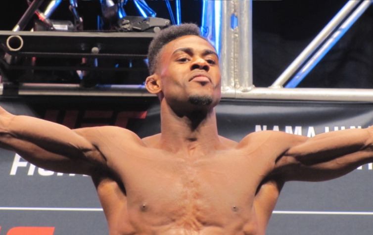 Aljamain Sterling encara jhonny Eduardo nesta quinta-feira (FOTO: Luis Fernando Coutinho)