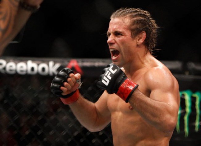 Urijah Faber foi anunciado o vencedor por decisão unânime (Foto: Steve Marcus/AFP)