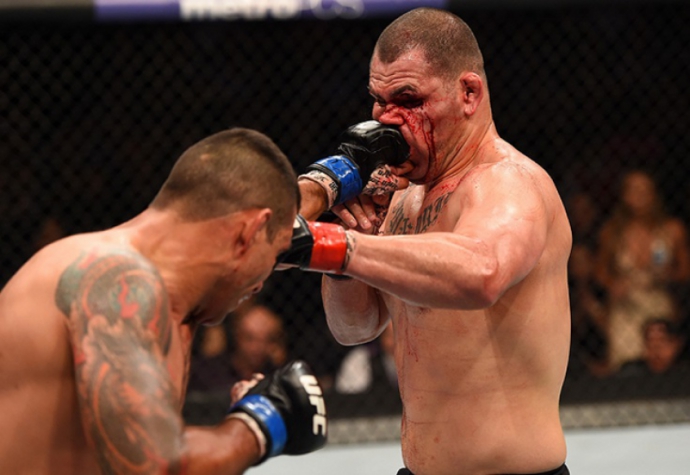 Em junho, Cain Velásquez foi dominado e finalizado por Fabricio Werdum