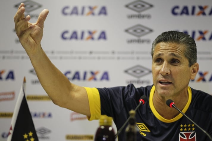 Jorginho no primeiro dia de coletiva do Vasco em 2016