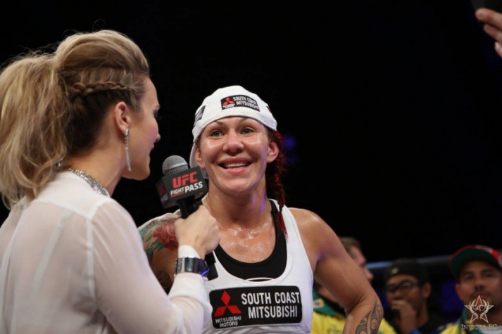Cris Cyborg manteve cinturão peso-pena no Invicta FC 15 (FOTOS: Invicta FC/Divulgação)