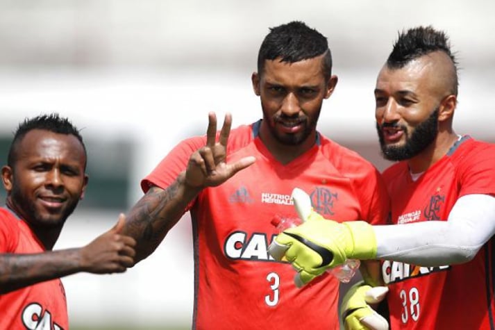Cesar Martins, ao centro, em treino do Fla