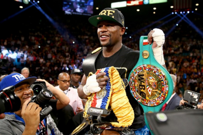 Floyd Mayweather comemora sua vitória contra o mexicano Alvarez em 2013