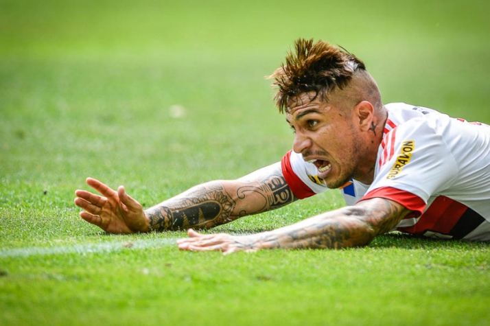 Guerrero cai na área em lance polêmico com Fernando Prass (Foto: Mauro Horita/LANCE!Press)