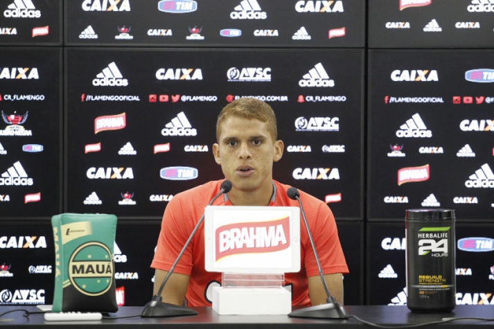 Cuéllar concedeu entrevista coletiva nesta quarta-feira, no Ninho (Foto: Gilvan de Souza/Flamengo)