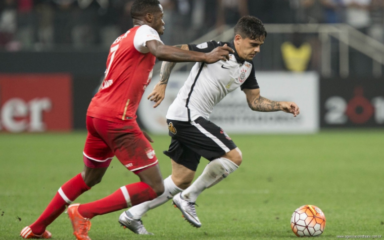 Fagner foi decisivo para a vitória do Corinthians sobre o Santa Fe (Foto: Daniel Augusto Jr)