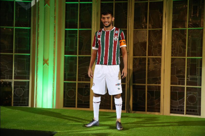 Gustavo Scarpa vestiu a nova camisa do Fluminense (Foto: Cléber Mendes/LANCE!Press)