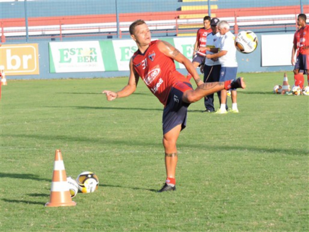 À disposição, Éverton viaja com a delegação para Sobral (Foto: Rafael Silva/FortalezaEC)