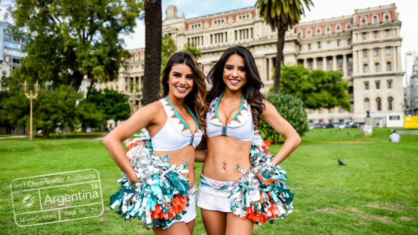 Cheerleadres Jessica e Monica em Buenos aires (Foto: Divulgação / Miami Dolphins)