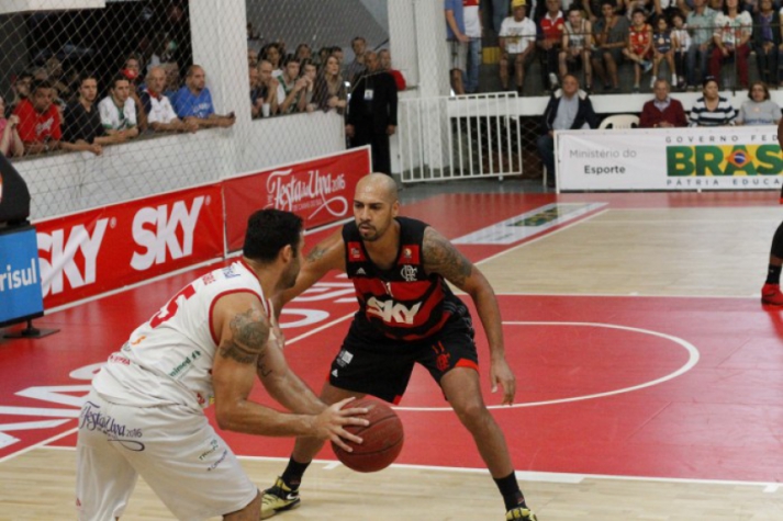 Stabile, do Caxias, e Marquinhos, do Flamengo (Foto: Marcus Bueno/Divulgação)