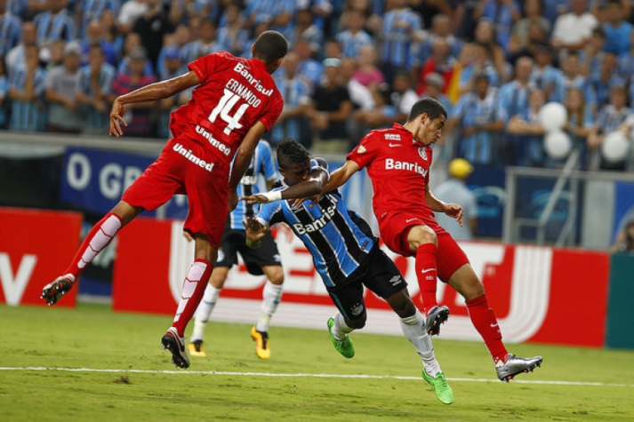 Bolaños se contundiu em disputa de bola com o William (Foto: Lucas Uebel/Grêmio)