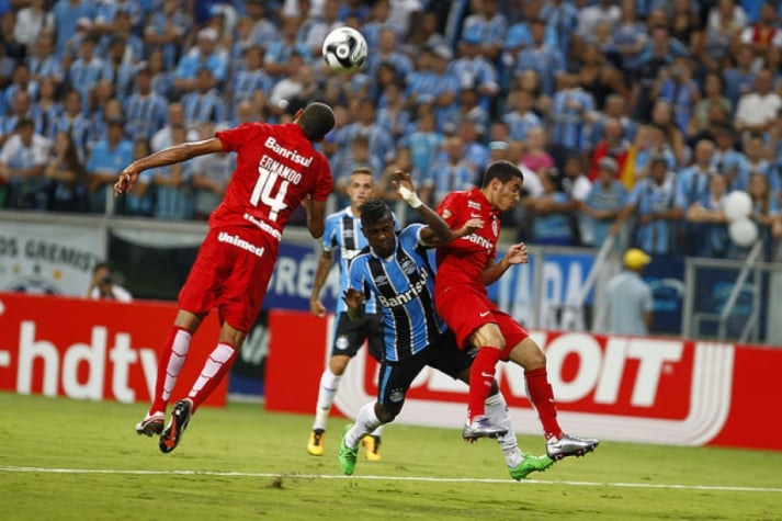 William disputa bola com Miller Bolaños durante o Gre-Nal 409 (Foto: Lucas Uebel/Grêmio)