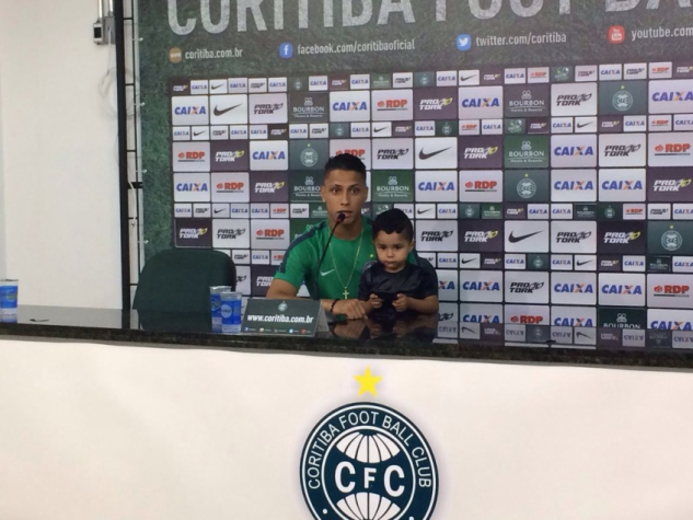 Meia Dudu levou o filho para a coletiva após marcar dois gols no clássico