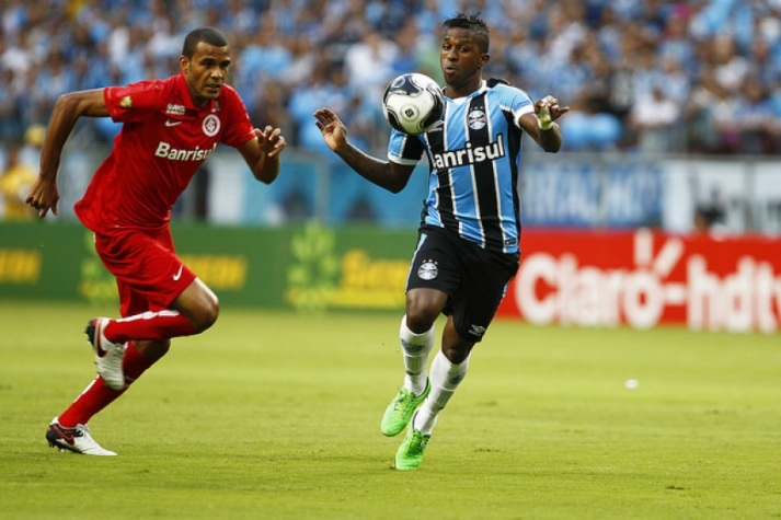 Ernando em ação pelo Internacional no Gre-Nal 409 (Foto: Lucas Uebel/Grêmio)