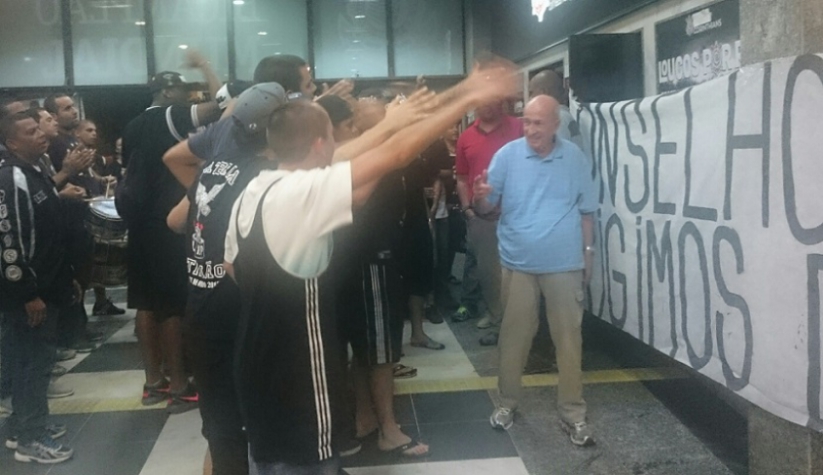 Conselheiros foram hostilizados na saída da reunião (Foto: Guilherme Amaro)