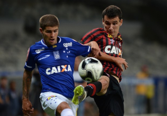 O atacante Pablo abriu o placar para o Atlético-PR no Mineirão