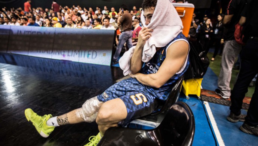 Ricardo Fischer é fotografado com saco de gelo no joelho após lesão (Foto: Caio Casagrande/Bauru Basket)