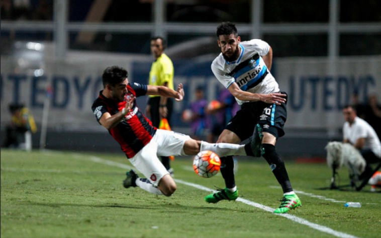 Marcelo Oliveira recebeu o terceiro cartão amarelo diante do San Lorenzo (Foto: Lucas Uebel/Grêmio)