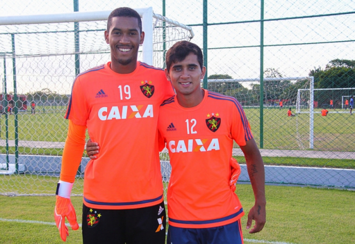 meia Everton Felipe e o goleiro Lucas
