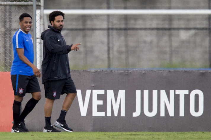 Elias e o fisioterapeuta Caio Mello, em treino do Corinthians (Foto: Daniel Augusto Jr)