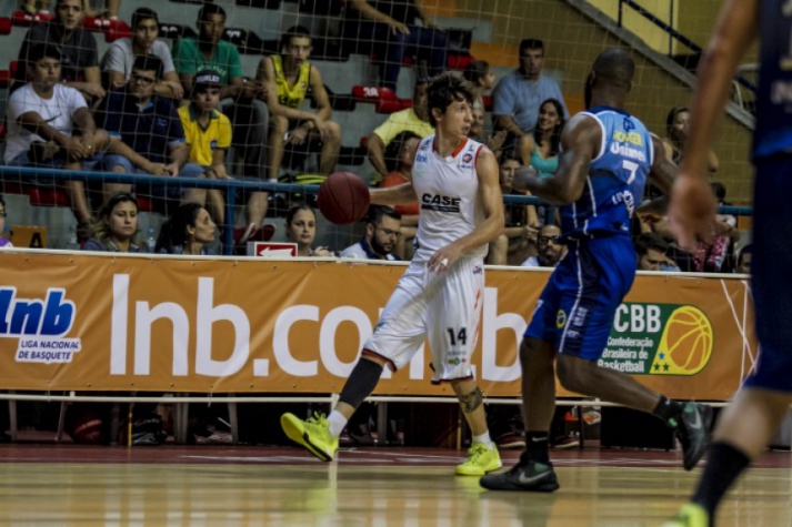 Quando jovem, para ganhar força, Neto treinava arremessando abóboras (Foto: Divulgação/NBB)