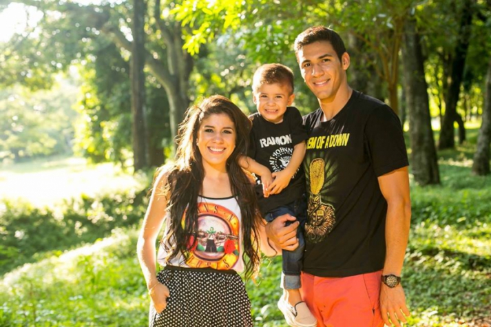 Balbuena, sua mulher Adriana e o filho Lucas, com camisas de bandas de rock (Foto: Reprodução)