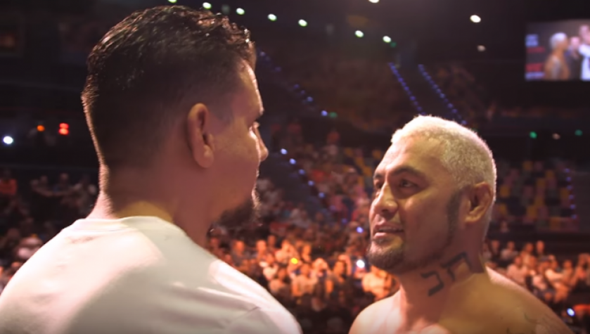 Mark Hunt encara Frank Mir antes de confronto no UFC Austrália (FOTO: Reprodução)