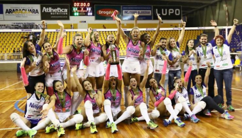 Jogadoras do Nestlé Araraquara comemoram o título da Superliga Feminina B  (Célio Messias/Inovafoto/CBV)