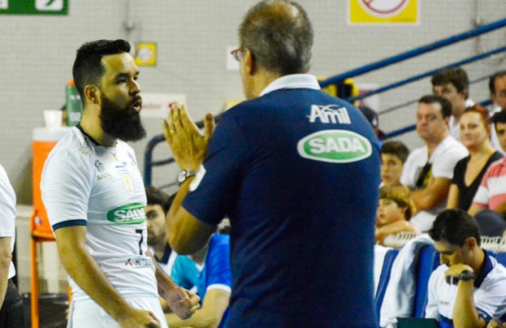 William ao lado do treinador Marcelo Mendez (Foto: Divulgação/Alexandre Arruda/CBV)