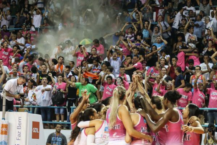 Torcida do Vôlei Nestlé foi a que mais compareceu na Superliga Feminina (Foto: João Pires/Fotojump)