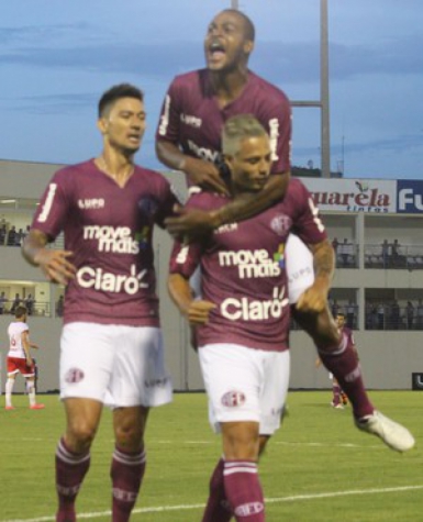 Rafinha celebra virada da Ferroviária diante do Mogi Mirim pelo Campeonato Paulista (Foto: Leonardo Fermiano)