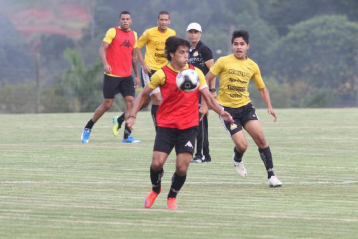 Atletas do Criciúma treinam antes da partida contra o Guarani de Palhoça (Foto: Fernando Ribeiro / Site Oficial do Criciúma)