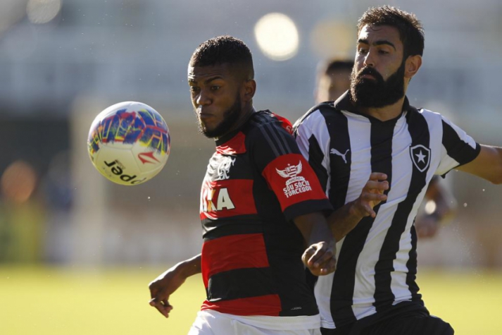 Renan Fonseca esteve mal jogando pela esquerda