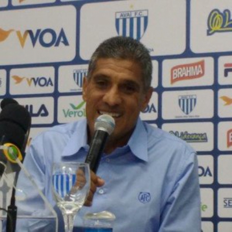 Silas em coletiva (Foto: Alceu Atherino / AVAÍ F.C.)