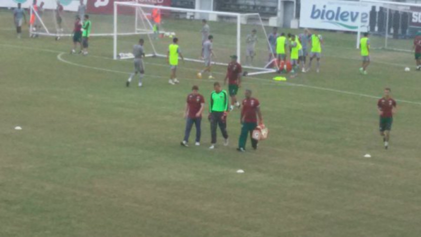 Cavalieri deixa o treino do Flu mancando nas Laranjeiras