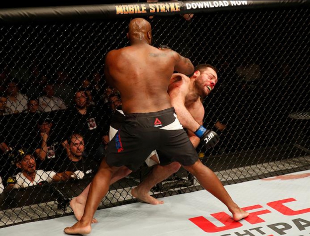 Derrick Lewis venceu Gabriel Napão por nocaute aos 4m48s do R1
