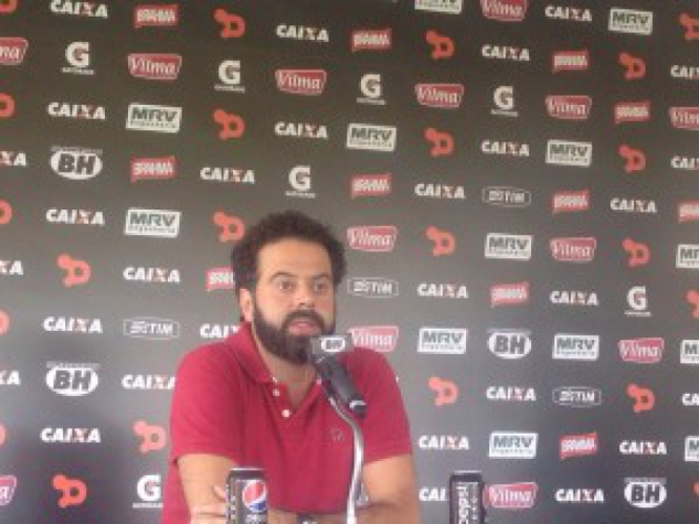 Daniel Nepomuceno se reuniu com a comissão técnica e os jogadores nesta segunda-feira (Foto: Divulgação)