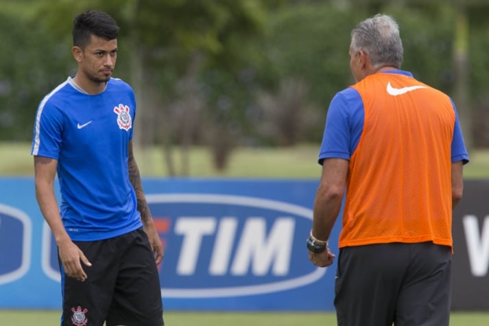 Lucca e Tite, durante treino do Corinthians, no CT Joaquim Grava (Foto: Daniel Augusto Jr)