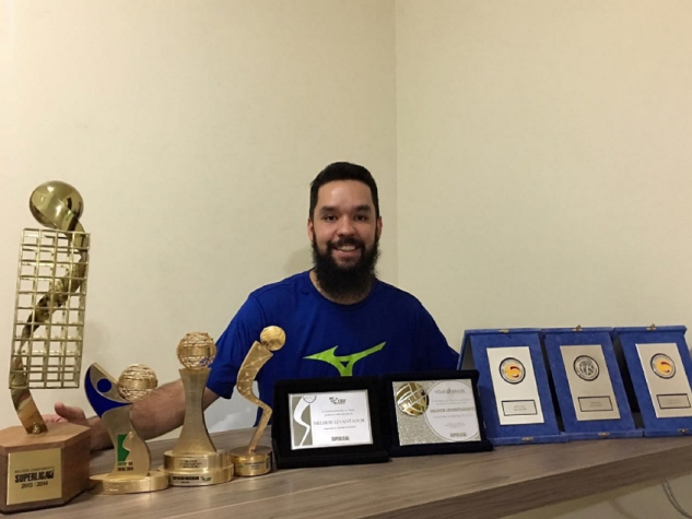 William com os seis prêmios de melhor levantador das últimas edições consecutivas da Superliga e os três do Mundial de Clubes (Foto: Divulgação)