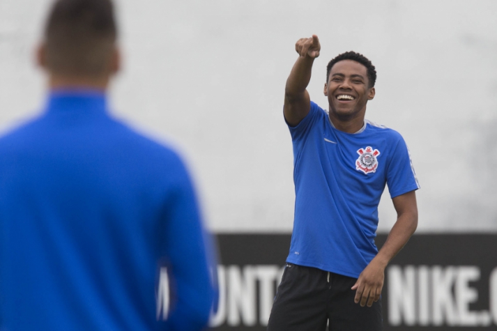 Elias divertindo-se em treino do Corinthians (Foto: Daniel Augusto Jr)