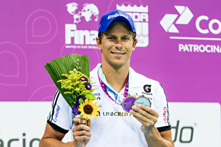 Cielo posa com a medalha de bronze no Maria Lenk