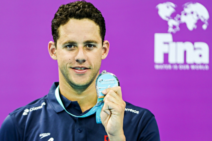 Thiago Pereira com a medalha no Maria Lenk