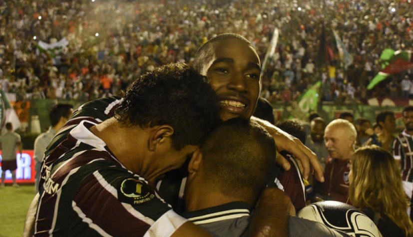 Gerson é abraçado pelos companheiros