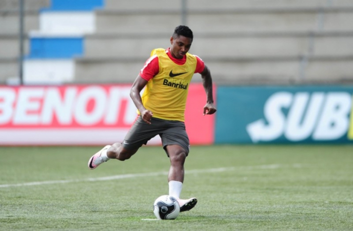 Vtinho treina no gramado sintético do Passo D'Areia, casa do São José (Foto: Ricardo Duarte/Internacional)