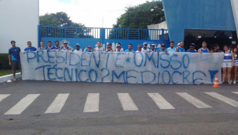 Torcedores do Cruzeiro fazem protesto na Toca da Raposa