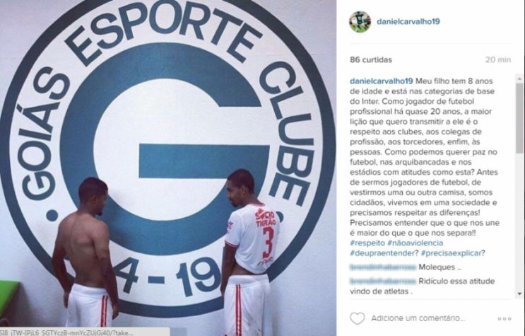 Jogadores do Vila Nova supostamente urinando em escudo do Goiás (Foto: Reprodução / Instagram)