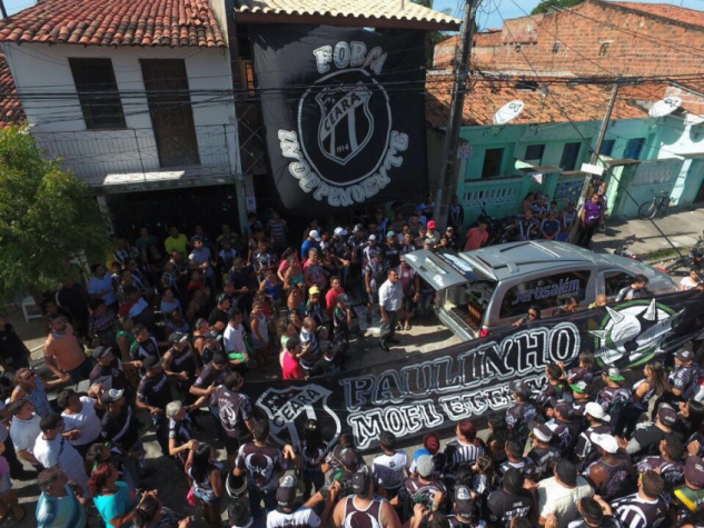 Corpo de Paulim levado ao cemitério