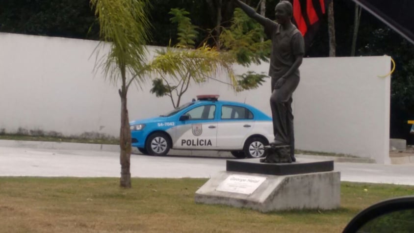 Viatura em frente ao treino do Flamengo