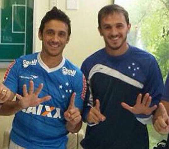 Robinho e Lucas provocam o Atlético-MG (Foto: Reprodução/Internet)